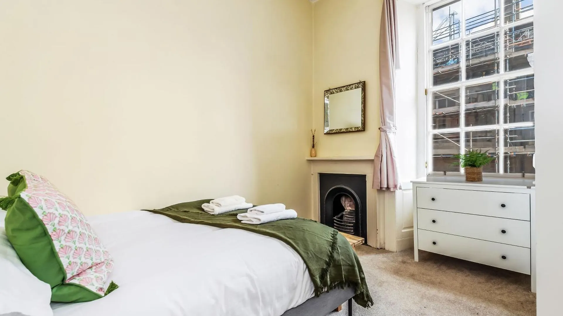 Large Super Central 3 Bed -Princes Street, Parking Edinburgh 0*,  United Kingdom