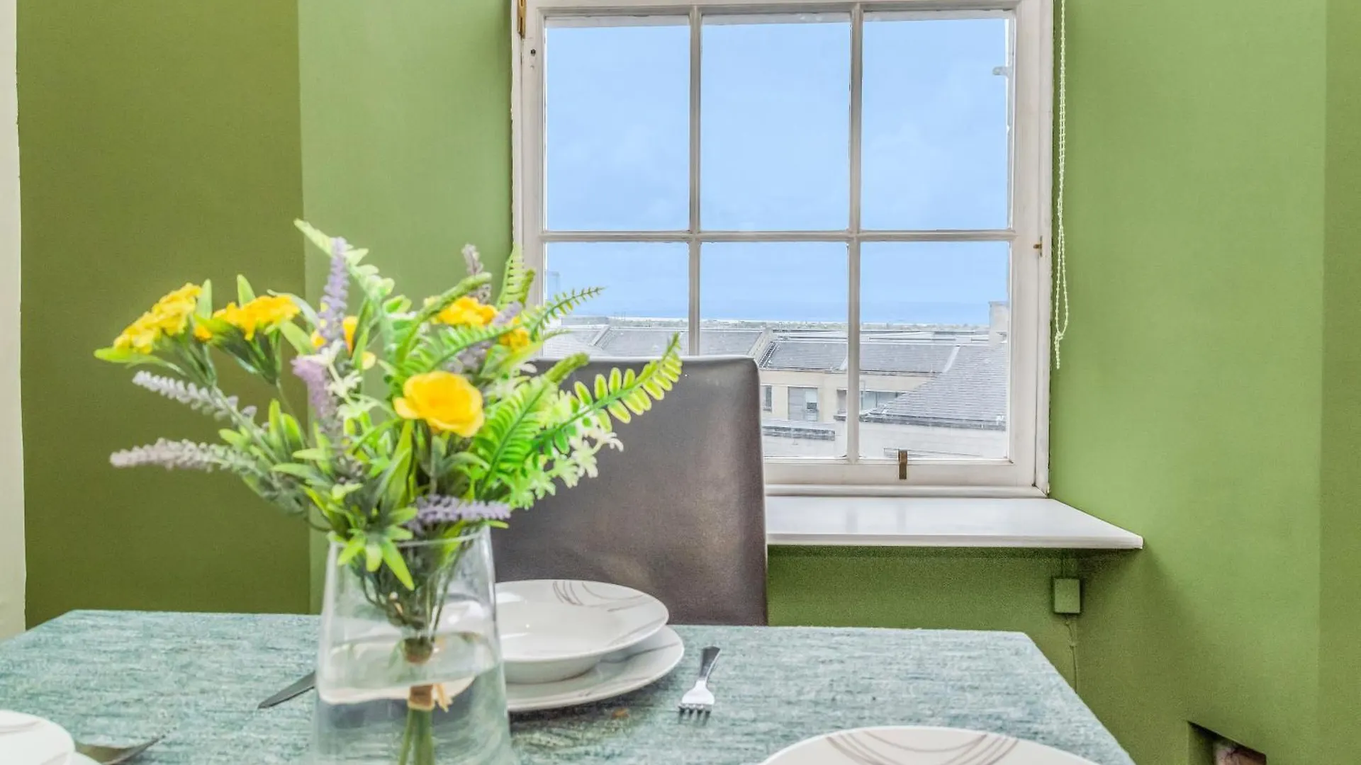 Large Super Central 3 Bed -Princes Street, Parking Edinburgh 0*,