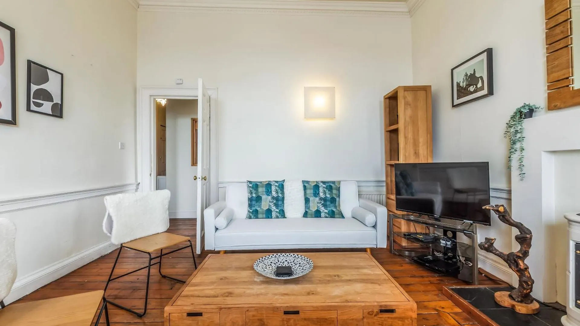 Large Super Central 3 Bed -Princes Street, Parking Edinburgh 0*,  United Kingdom