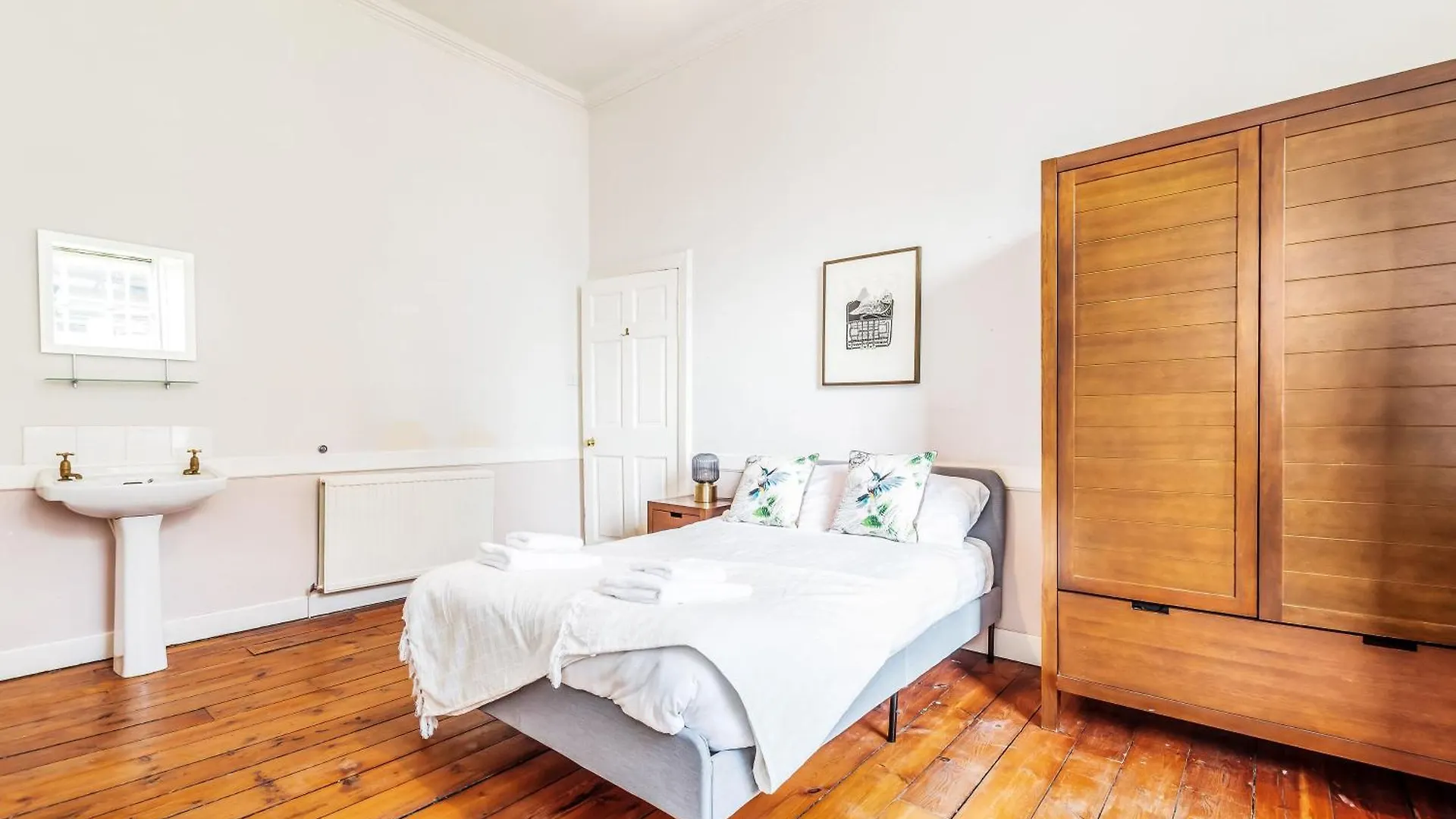 Large Super Central 3 Bed -Princes Street, Parking Edinburgh Apartment
