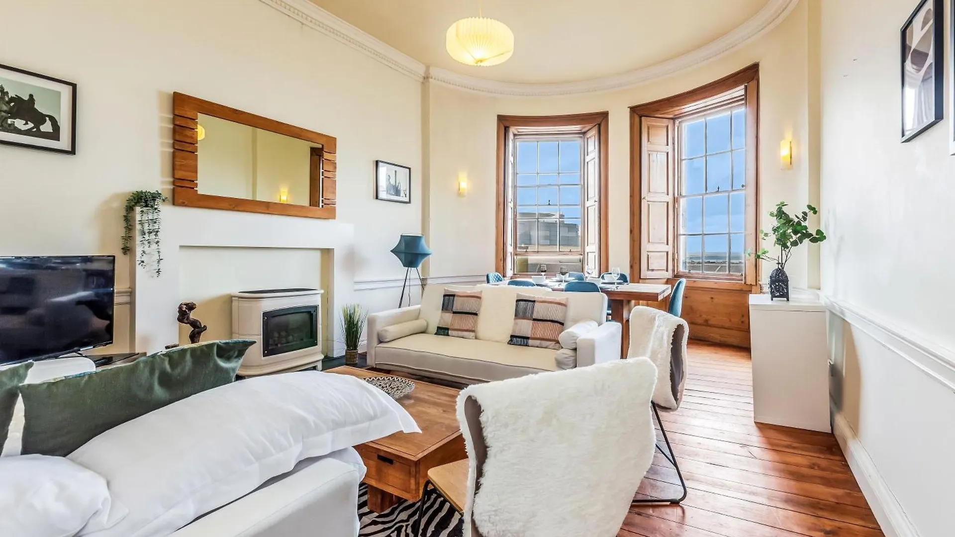 Large Super Central 3 Bed -Princes Street, Parking location