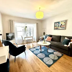 Apartment Centre Hidden Hideout For 2, Edinburgh