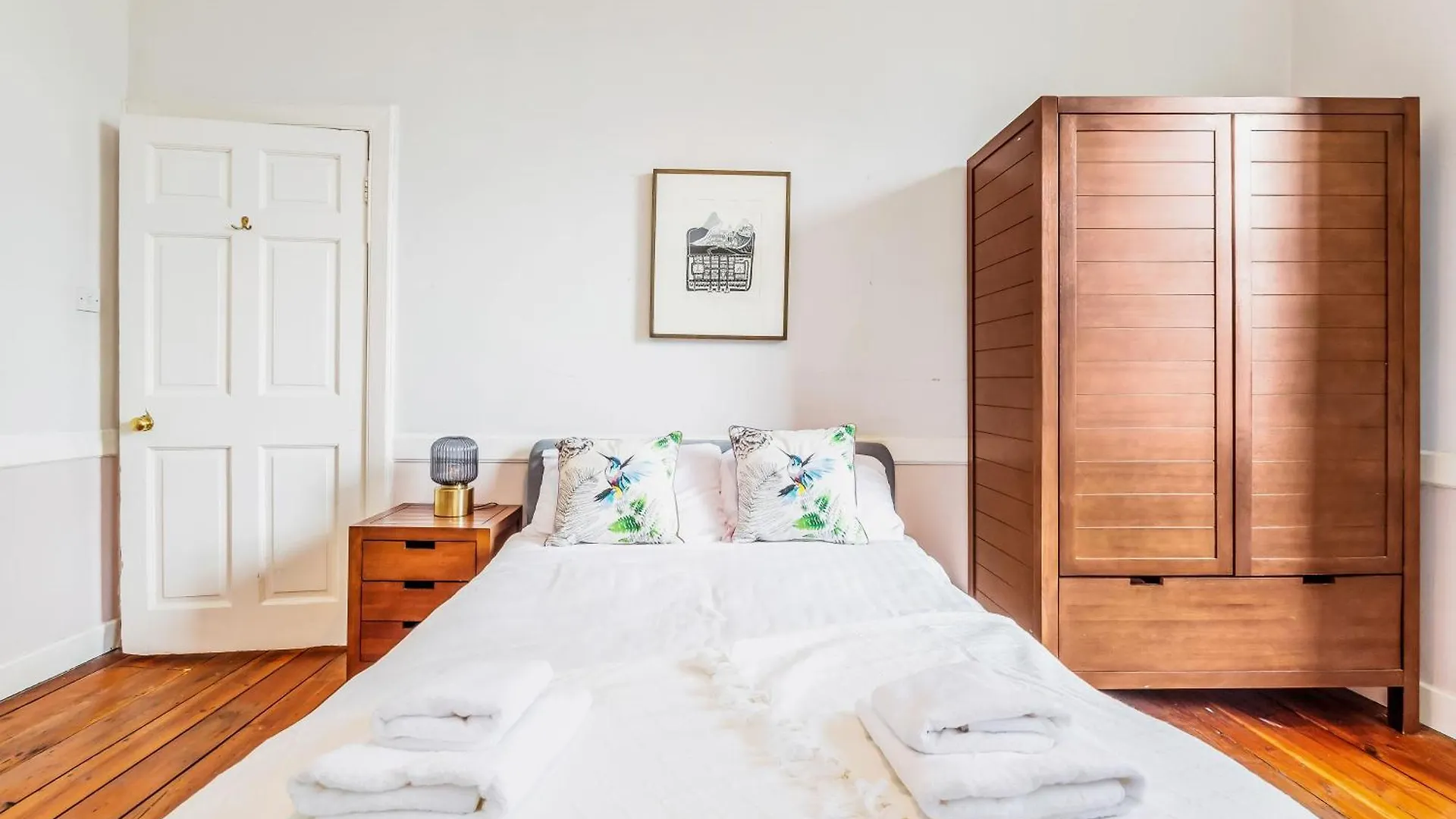 Large Super Central 3 Bed -Princes Street, Parking Edinburgh Apartment