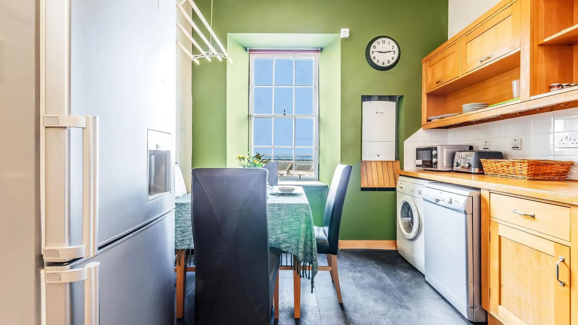 Large Super Central 3 Bed -Princes Street, Parking Edinburgh