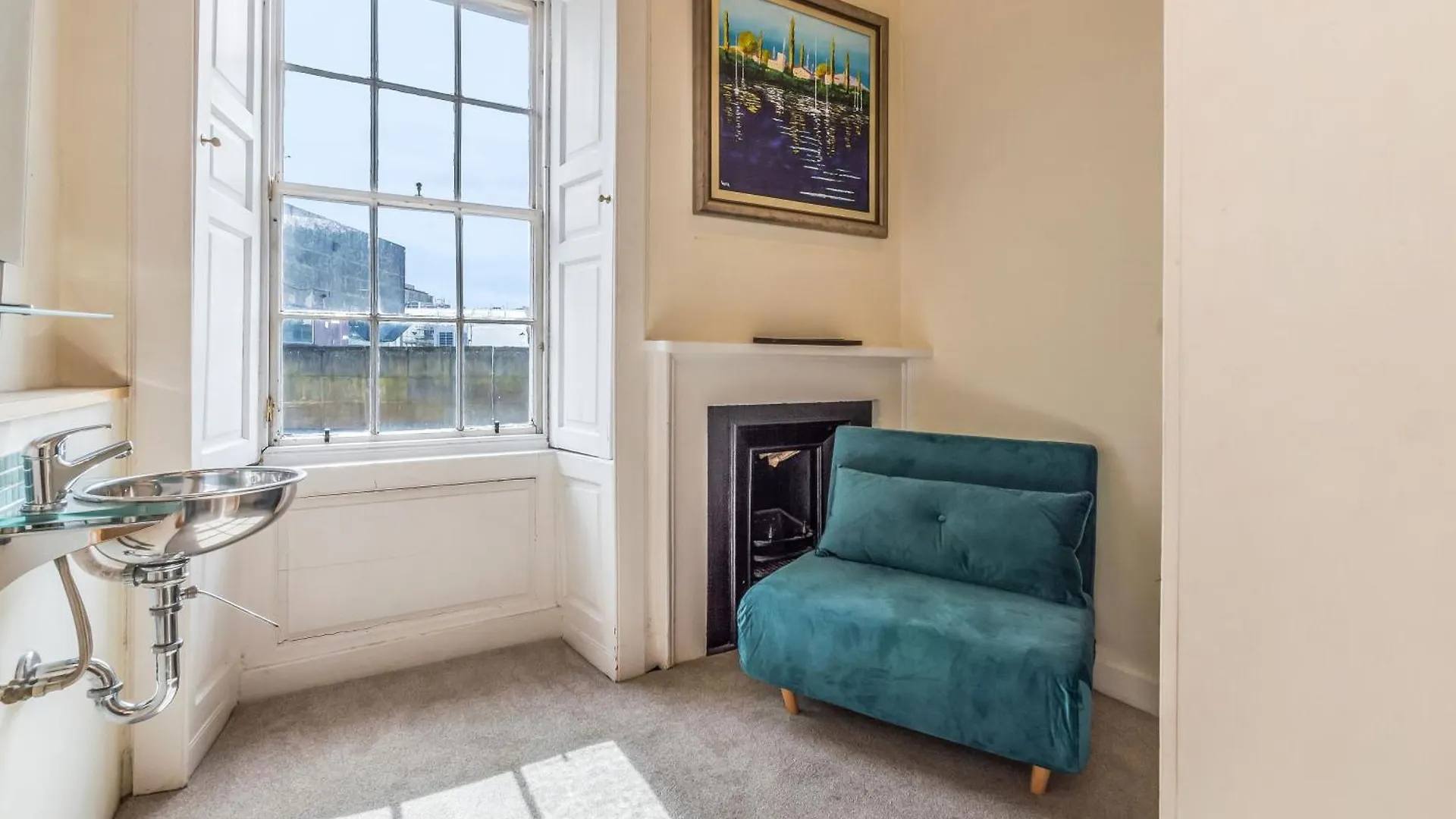 Large Super Central 3 Bed -Princes Street, Parking Edinburgh Apartment