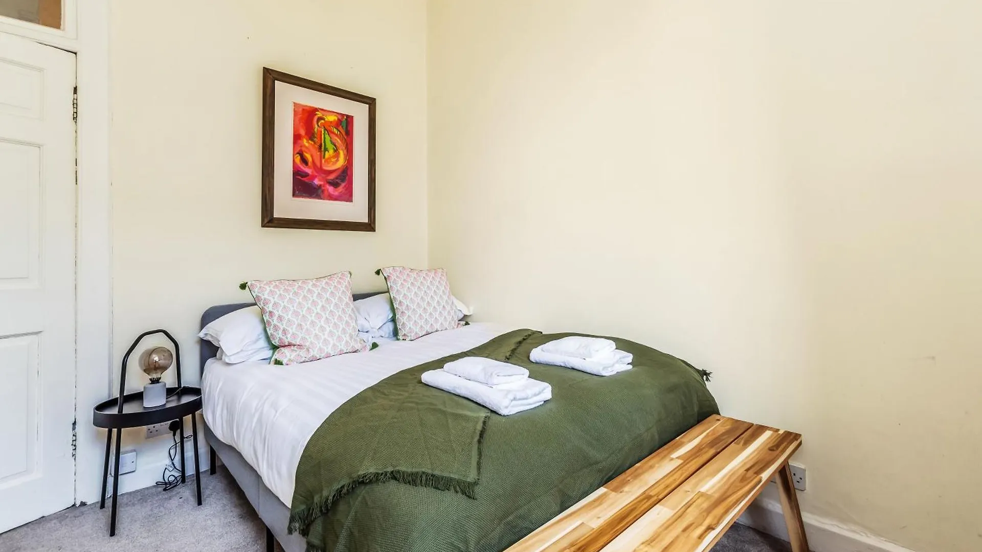 Large Super Central 3 Bed -Princes Street, Parking Edinburgh