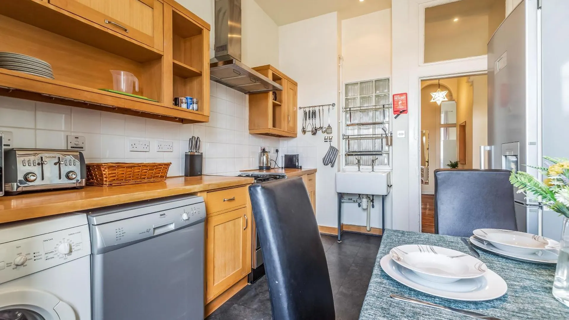 Large Super Central 3 Bed -Princes Street, Parking Edinburgh Apartment