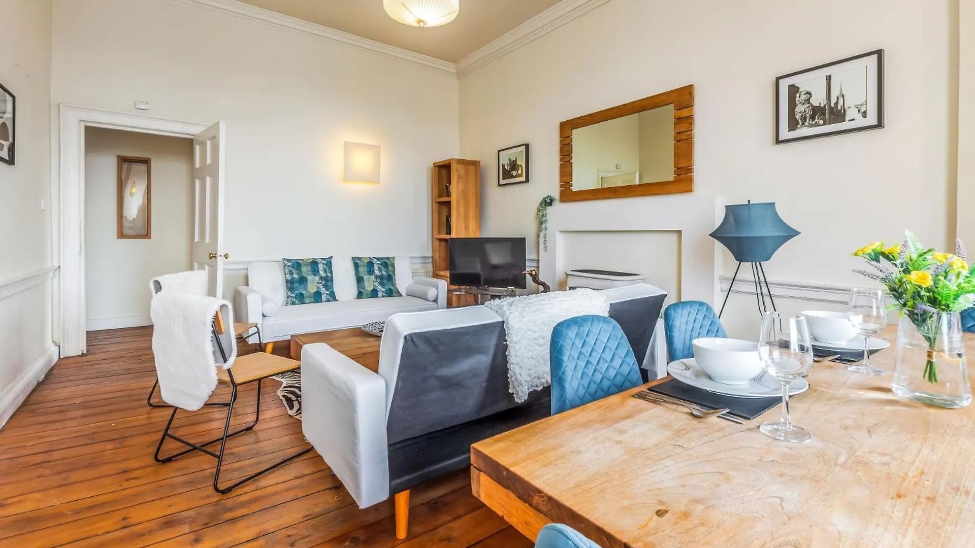 Large Super Central 3 Bed -Princes Street, Parking Edinburgh Apartment